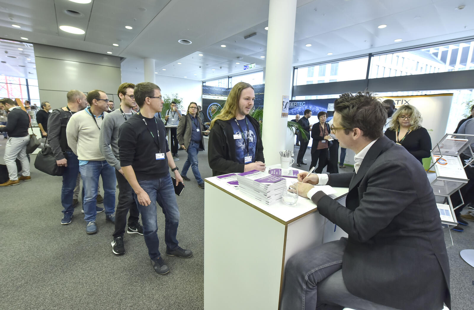 Ben Stopford von Confluent bei den IT-Tagen: Signierstunde mit seinem Buch über Apache Kafka <br>© C. Augustin