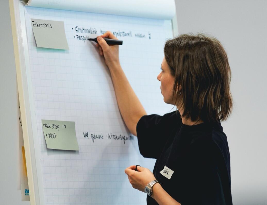 Abb. 1: Business Coachin Julia Schrubba nutzt Journaling gern in ihren Coachings & Trainings. © Schlachtplan GmbH