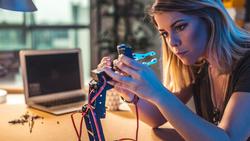 Women in Tech: Das IUBH Fernstudium vergibt 100 Stipendien an technikorientierte Frauen