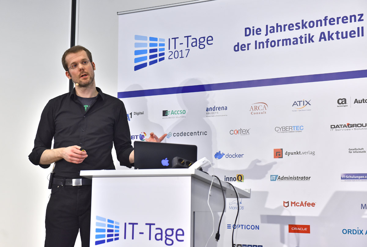 White Hacker Christian Schneider erklärte den Umgang mit professionellen Security-Werkzeugen. © Christian Augustin / IT-Tage 2017